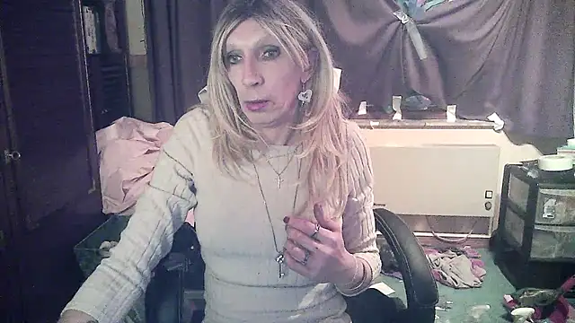 Snapshot of Ombeline1 chatting on March 15, 2025, 4:13 am Ombeline1 online show from March 15, 2025, 4:13 am