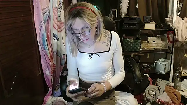 Ombeline1 online show from October 28, 2025, 5:56 pm