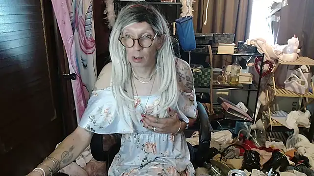 Snapshot of Ombeline1 chatting on September 12, 2025, 5:24 pm Ombeline1 online show from September 12, 2025, 5:24 pm
