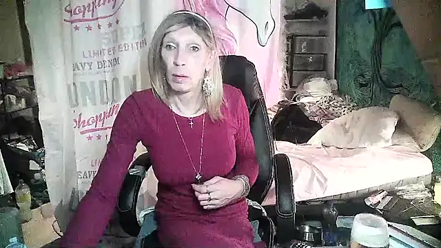 Snapshot of Ombeline1 chatting on February 22, 2025, 10:20 pm Ombeline1 online show from February 22, 2025, 10:20 pm