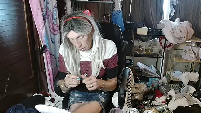 Snapshot of Ombeline1 chatting on October 5, 2025, 4:20 pm Ombeline1 online show from October 5, 2025, 4:20 pm