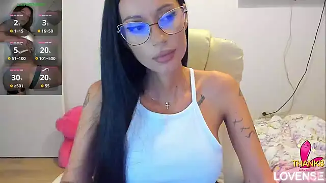 kissnicol32 online show from July 10, 2026, 3:23 pm