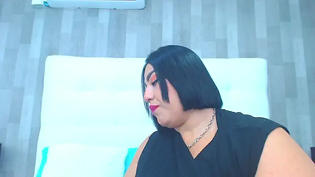Snapshot of LeahMillerr chatting on March 21, 2025, 12:39 pm LeahMillerr online show from March 21, 2025, 12:39 pm