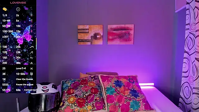 EmmaSmith06 online show from October 3, 2025, 5:25 pm