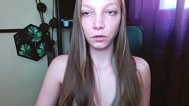 EmillyPlay online show from April 22, 2026, 2:02 pm