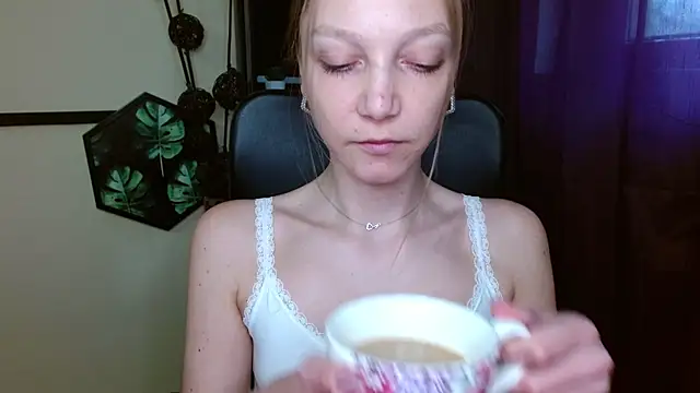 EmillyPlay online show from April 21, 2026, 5:36 am