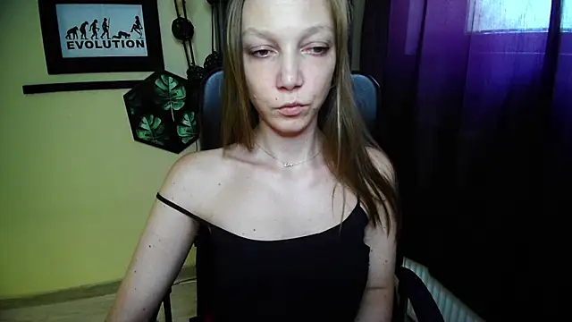EmillyPlay online show from June 3, 2026, 2:33 pm