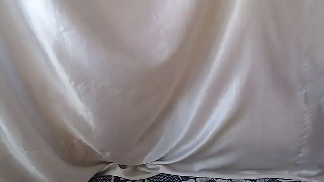 Burberrry  online show from December 5, 2025, 10:03 am