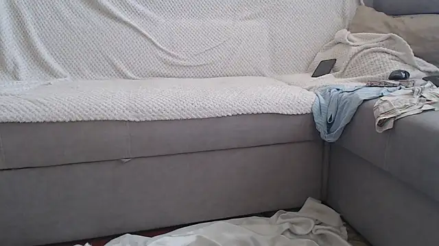 Burberrry  online show from March 9, 2026, 8:18 am