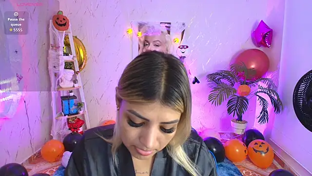 Snapshot of SALOOMEE__ chatting on October 15, 2025, 11:07 am SALOOMEE online show from October 15, 2025, 11:07 am