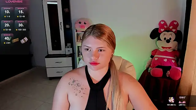 Snapshot of chloejones__ chatting on March 3, 2025, 9:15 pm chloejones online show from March 3, 2025, 9:15 pm