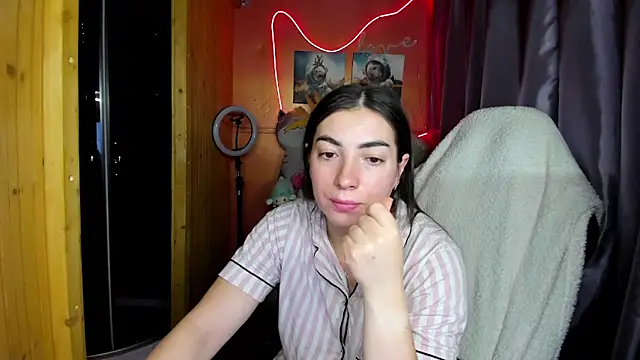 Fiery Brunette  online show from March 15, 2026, 3:57 am