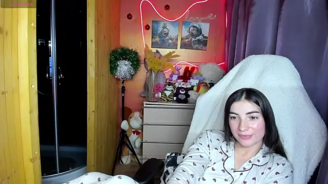 Fiery Brunette  online show from December 19, 2025, 3:25 pm