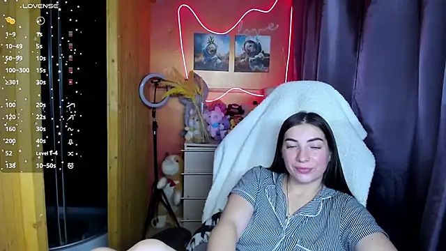 Fiery Brunette  online show from November 18, 2025, 11:02 am