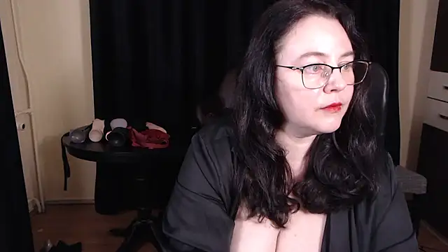 poshmistress online show from October 31, 2025, 10:27 pm