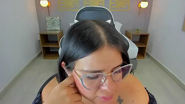 Snapshot of ayla13_ chatting on February 26, 2025, 9:53 pm ayla13 online show from February 26, 2025, 9:53 pm