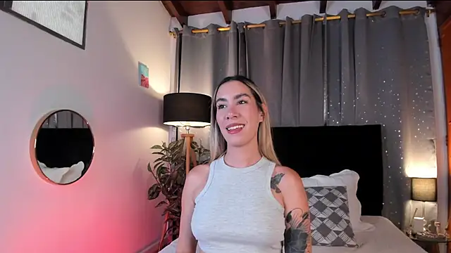 Snapshot of Lauren-Rosse chatting on January 19, 2025, 8:51 pm Lauren-Rosse online show from January 19, 2025, 8:51 pm