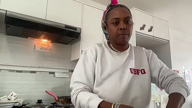 ChocolateCakeQueen online show from October 14, 2025, 5:57 pm