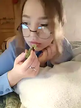 Snapshot of LittleDelora chatting on December 6, 2024, 7:28 pm LittleDelora online show from December 6, 2024, 7:28 pm