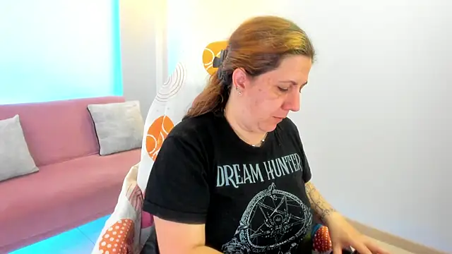 katie joness  online show from September 30, 2025, 1:06 pm