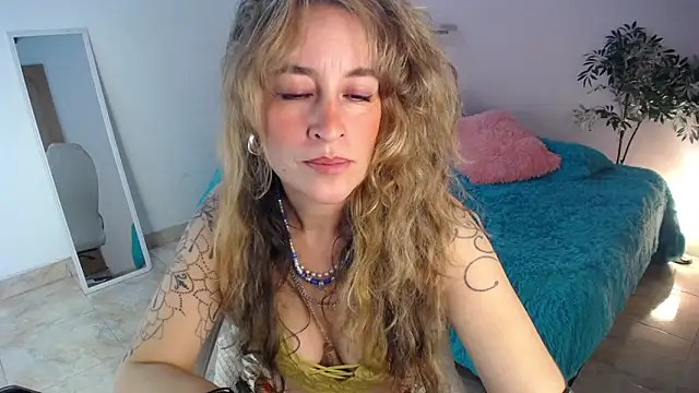 Paula Paz online show from October 9, 2025, 3:01 pm