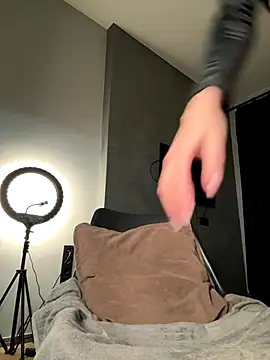  Monic  online show from November 5, 2025, 4:32 pm