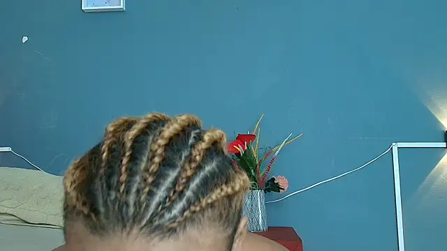 saray mardez online show from November 3, 2025, 12:20 pm