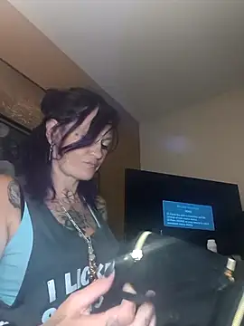 renegade vyxxen online show from April 22, 2026, 6:31 am