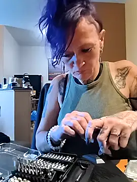 renegade vyxxen online show from April 18, 2026, 6:21 pm