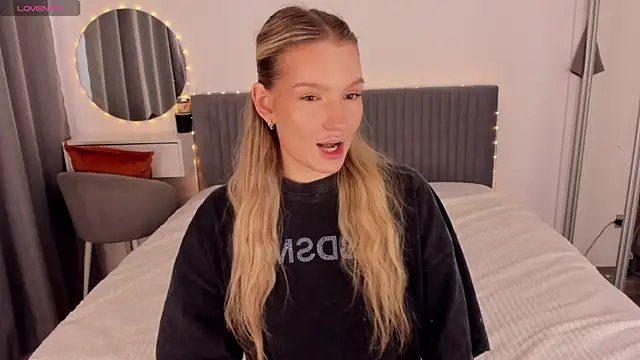CassieRayss online show from May 17, 2026, 9:53 am