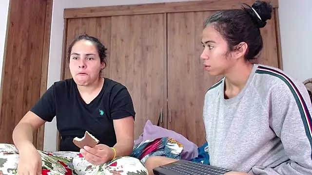 Snapshot of CleoAndAshley chatting on February 14, 2025, 5:03 pm CleoAndAshley online show from February 14, 2025, 5:03 pm