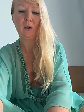 Snapshot of EmmaInLove23 chatting on February 12, 2026, 2:11 am EmmaInLove23 online show from February 12, 2026, 2:11 am