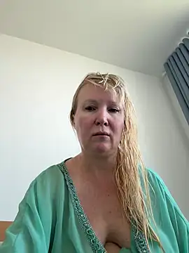 Snapshot of EmmaInLove23 chatting on February 5, 2026, 2:18 am EmmaInLove23 online show from February 5, 2026, 2:18 am