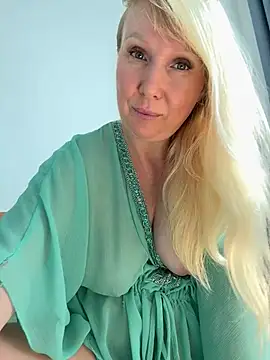 Snapshot of EmmaInLove23 chatting on February 27, 2026, 2:34 am EmmaInLove23 online show from February 27, 2026, 2:34 am