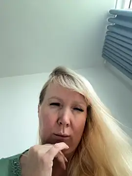 Snapshot of EmmaInLove23 chatting on February 14, 2026, 6:02 am EmmaInLove23 online show from February 14, 2026, 6:02 am