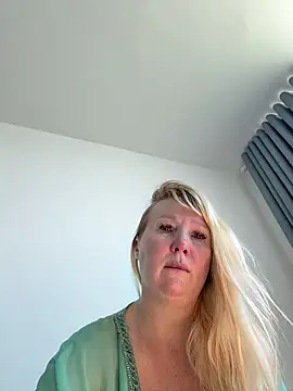 Snapshot of EmmaInLove23 chatting on March 2, 2026, 2:12 am EmmaInLove23 online show from March 2, 2026, 2:12 am