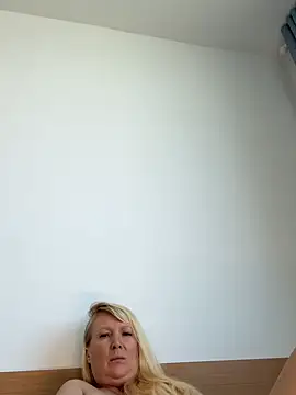 Snapshot of EmmaInLove23 chatting on February 21, 2026, 5:31 am EmmaInLove23 online show from February 21, 2026, 5:31 am