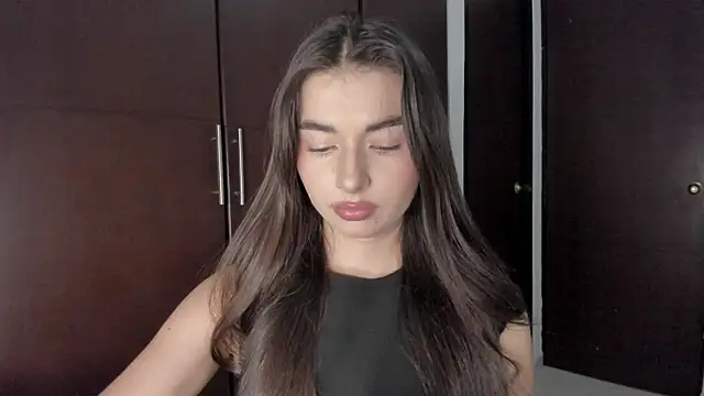 Coralinee 01 online show from February 4, 2025, 12:40 am