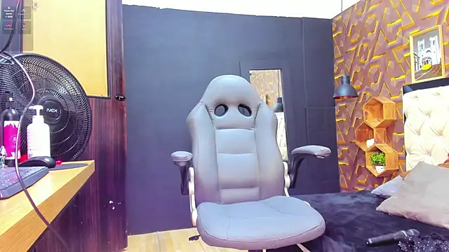 deyy madissonn online show from February 12, 2025, 7:02 pm