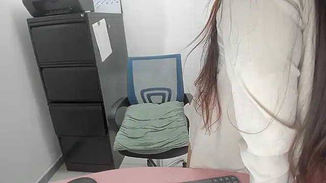 Snapshot of Luna_Dumont chatting on February 9, 2026, 12:25 pm Luna Dumont online show from February 9, 2026, 12:25 pm