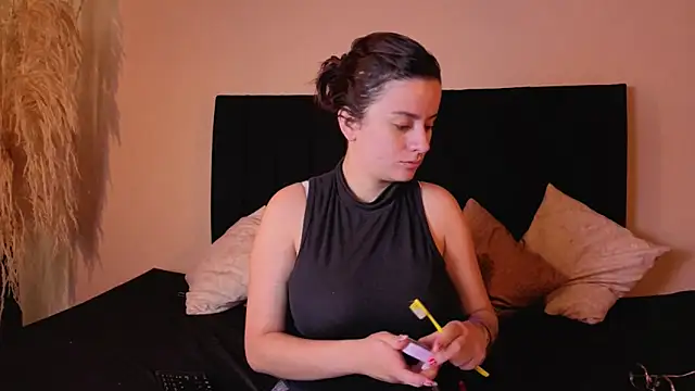 kassandra james online show from December 19, 2025, 1:13 pm