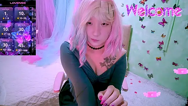 Snapshot of Akemilun chatting on December 14, 2025, 4:12 pm Akemilun online show from December 14, 2025, 4:12 pm