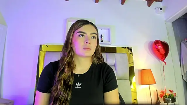 Snapshot of emmy_r chatting on February 19, 2025, 12:33 pm emmy r online show from February 19, 2025, 12:33 pm