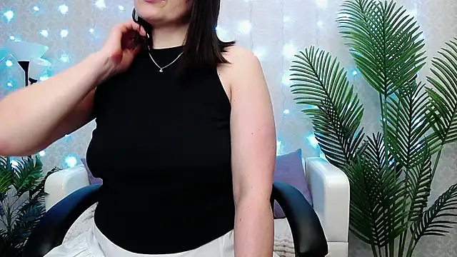 Camelia Lillie online show from December 15, 2025, 1:11 am