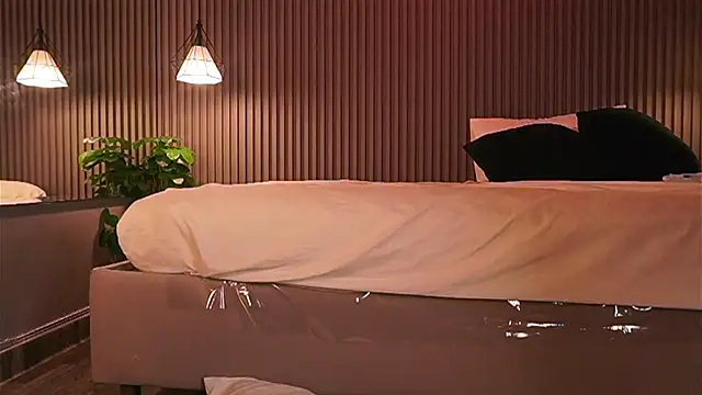 EriKlein online show from April 13, 2026, 8:24 pm