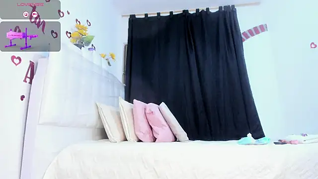 Snapshot of RoxannaBlanche chatting on June 22, 2026, 11:07 am RoxannaBlanche online show from June 22, 2026, 11:07 am
