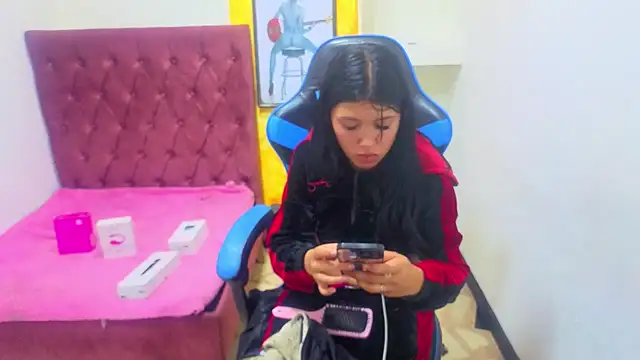 emily rosse04 online show from November 9, 2025, 12:42 pm