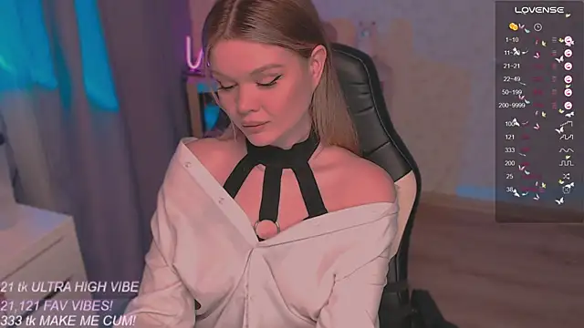 Snapshot of VeronaAura chatting on October 10, 2025, 9:37 pm VeronaAura online show from October 10, 2025, 9:37 pm