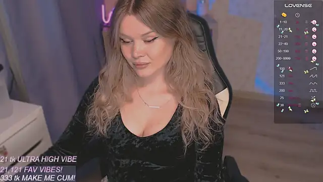 Snapshot of VeronaAura chatting on October 12, 2025, 10:33 pm VeronaAura online show from October 12, 2025, 10:33 pm