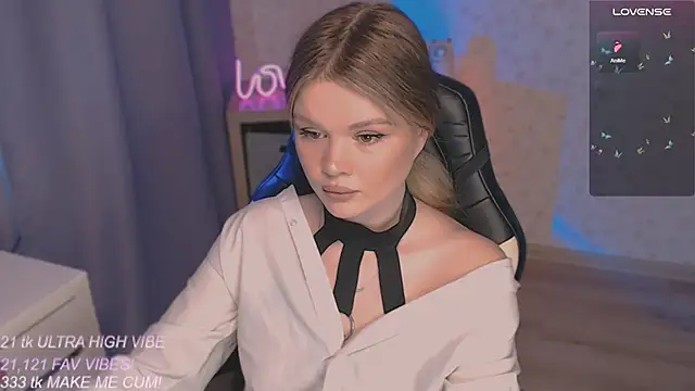 Snapshot of VeronaAura chatting on September 30, 2025, 1:50 pm VeronaAura online show from September 30, 2025, 1:50 pm